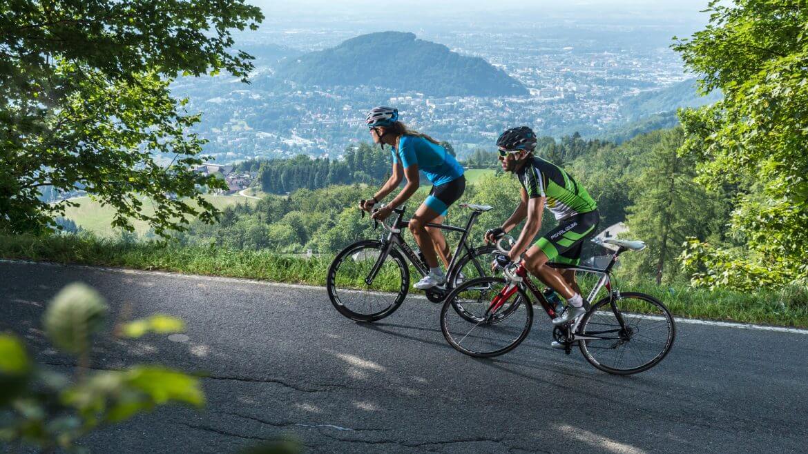 rs669__mg_15_08_salzburgerland_8466-lpr Twee wielrenners rijden door tussen het groen