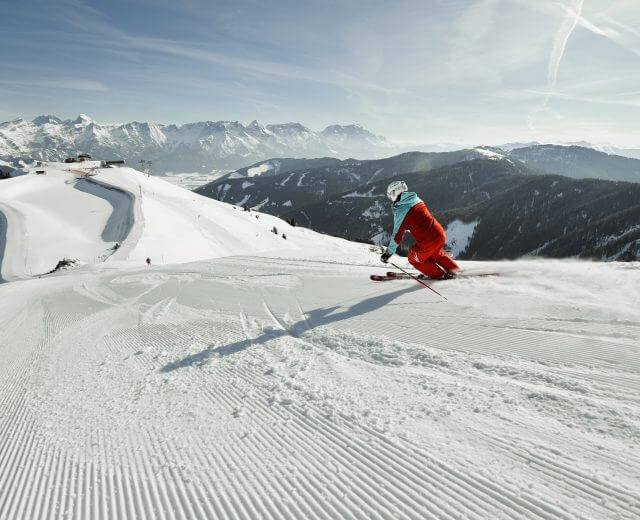 salfelden-leogang-winter-skifahren2-c-lolin Een skier skiet alleen op een piste