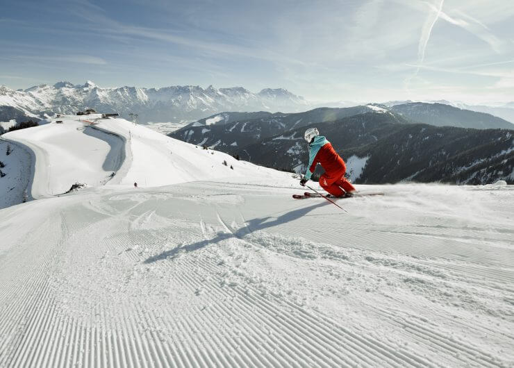 Een skier skiet alleen op een piste