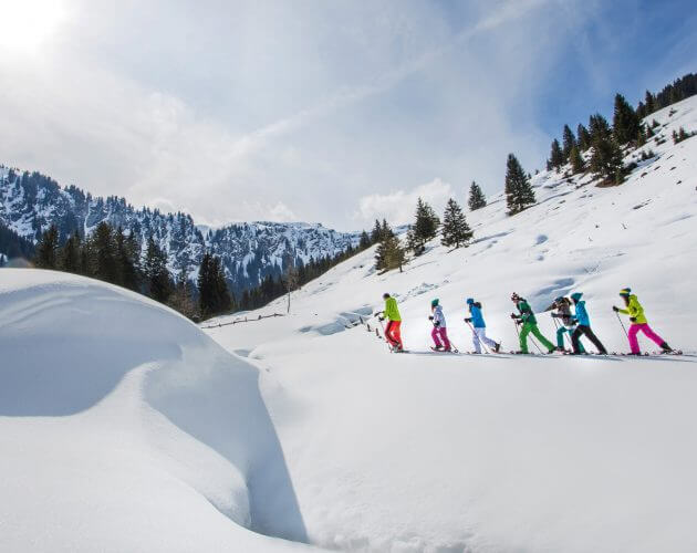 Sneeuwschoenwandelaars in ongerepte natuur