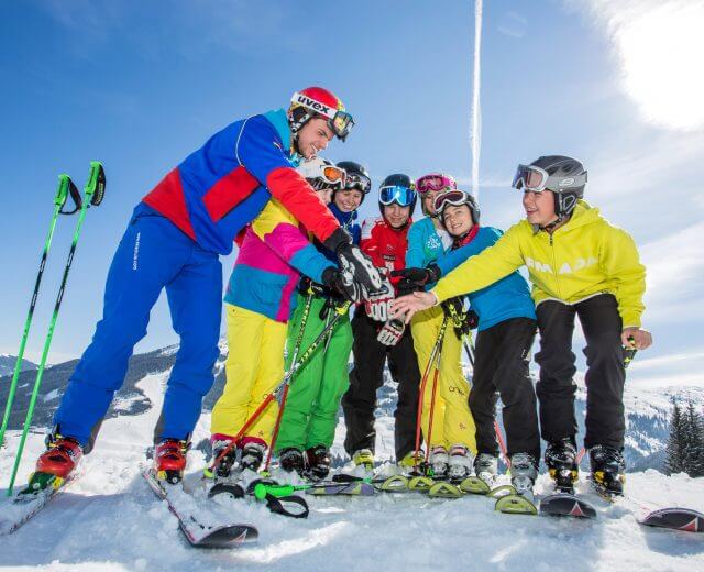 Skileraar met groep kinderen