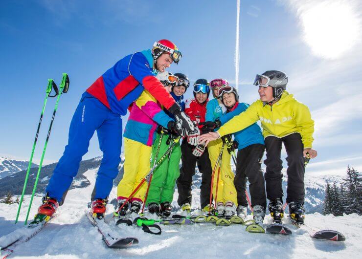 Skileraar met groep kinderen