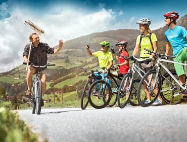 © SalzburgerLand Tourismus. mg_13_08_salzburger_land_8279_amp_01 Begroeting op de fiets