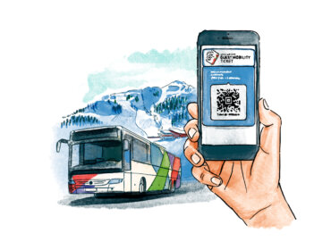 Een hand houdt een telefoon vast met een QR code ticket; een bus en winterse bergen op de achtergrond.