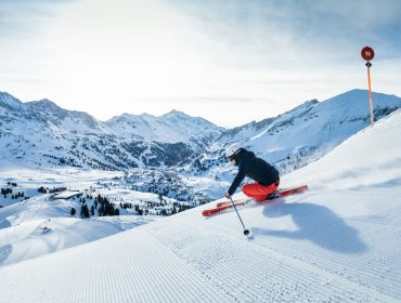 Iemand skiet een berg af in Obertauern.