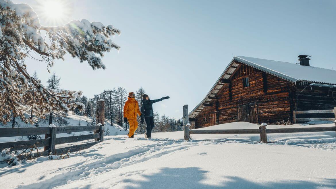 Hütte mit Schneelandschaft