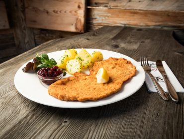 Schnitzel mit Petersilienkartoffel und Preiselbeeren Schnitzel mit Petersilienkartoffel und Preiselbeermarmelade (c)SalzburgerLand Tourismus