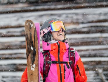 Skifahrerin freut sich über Schneefall