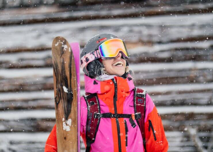 Skifahrerin freut sich über Schneefall