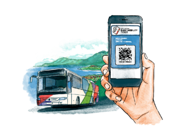 Hand die een telefoon vasthoudt met een QR code ticket, met een bus en een schilderachtige achtergrond erachter.