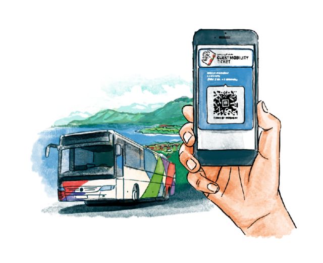 Hand die een telefoon vasthoudt met een QR code ticket, met een bus en een schilderachtige achtergrond erachter.