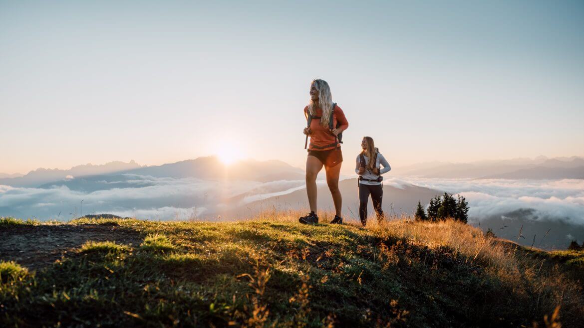 2 Wanderinnen bei Sonnenaufgang