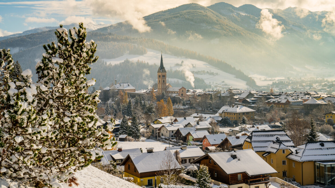 Stadsopname van Radstadt in de winter.