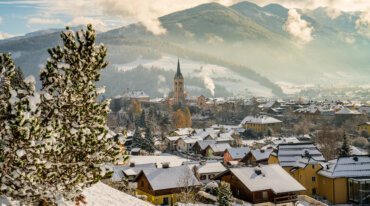 Stadsopname van Radstadt in de winter.
