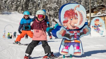 Kinder beim Skifahren im Kinderland in Dachstein West