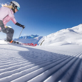 Een skiester maakt elegante bochten op de perfect geprepareerde piste.