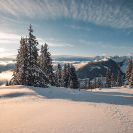 Besneeuwd winterlandschap bij de Pass Thurn met uitzicht op de Resterkogel en de Tauern