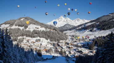 De lucht boven Filzmoos kleurt kleurrijk – talloze bonte ballonnen aan de hemel.