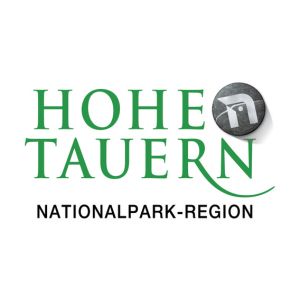 Logo voor de regio Hohe Tauern National Park met groene tekst en een cirkelvormig zwart-wit embleem rechtsboven.
