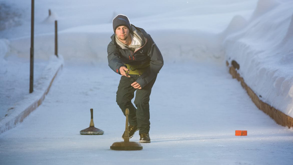 Ziemia Salzburska ma swoją tradycyjną grę zespołową na lodzie, która nosi nazwę Eisstockschießen, a przypomina curling.