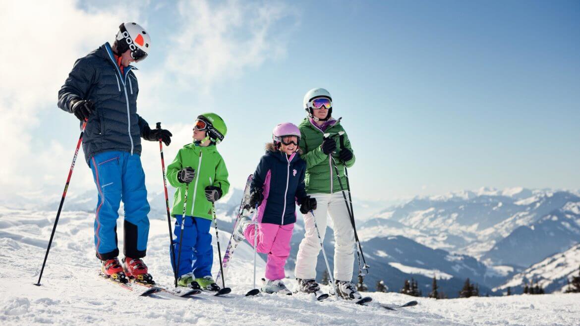 Rodzinne stacje narciarskie Ziemi Salzburskiej oferują świetne warunki na narty z małymi dziećmi .