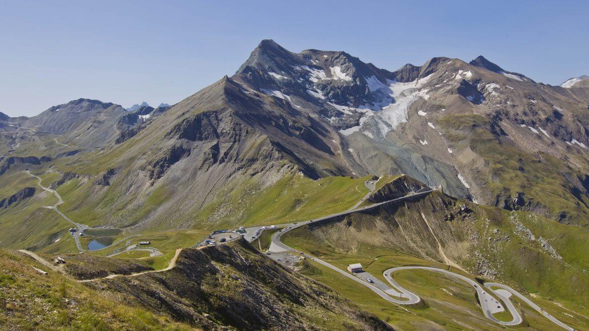 Droga panoramiczna Großglocknera Hochalpenstraße wiedzie przez dziewicze krajobrazy Parku Narodowego Wysokich Taurów do najcenniejszych klejnotów alpejskiej przyrody.