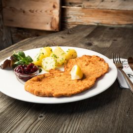 Sznycel z żurawiną i ziemniakami posypanymi zieloną pietruszką - klasyczne dani kuchni austriackiej, które na dobre zadomowiło się też na Ziemi Salzburskiej.