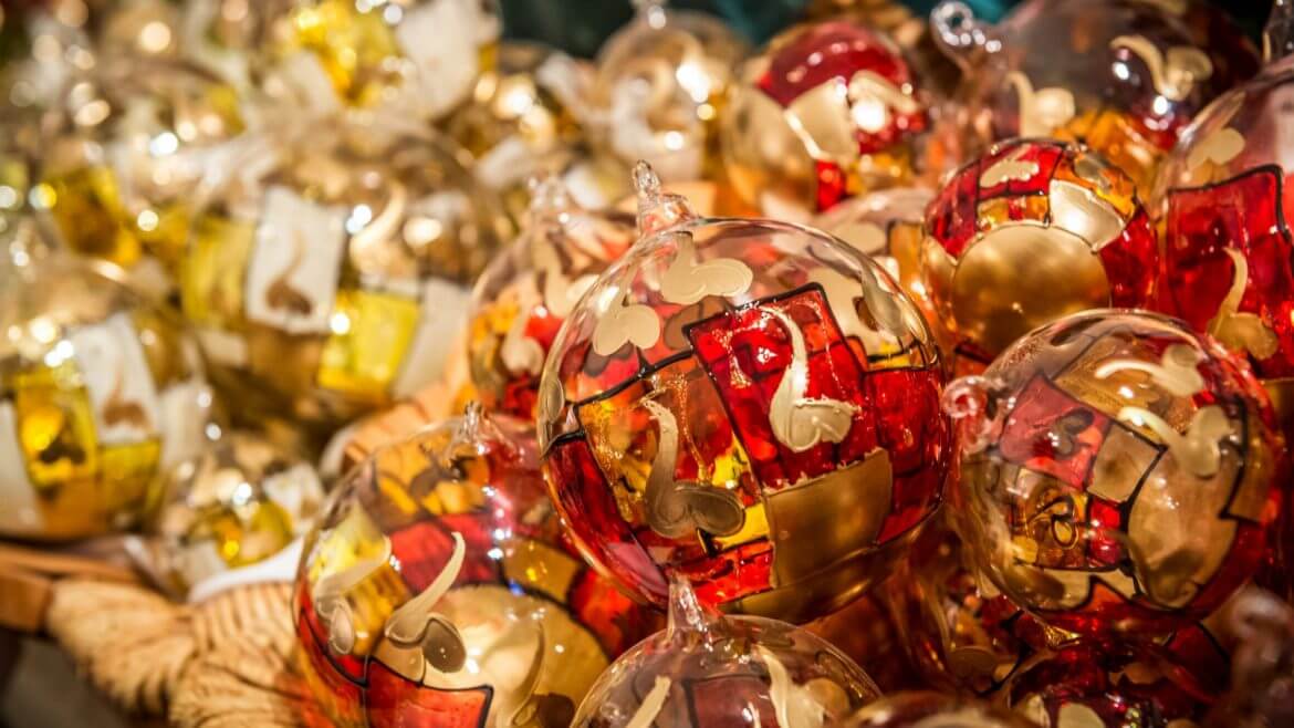 Na straganach jarmarków adwentowych oferowane są rozmaite oryginalne ozdoby świąteczne, między innymi ręcznie malowane szklane bombki na choinkę.