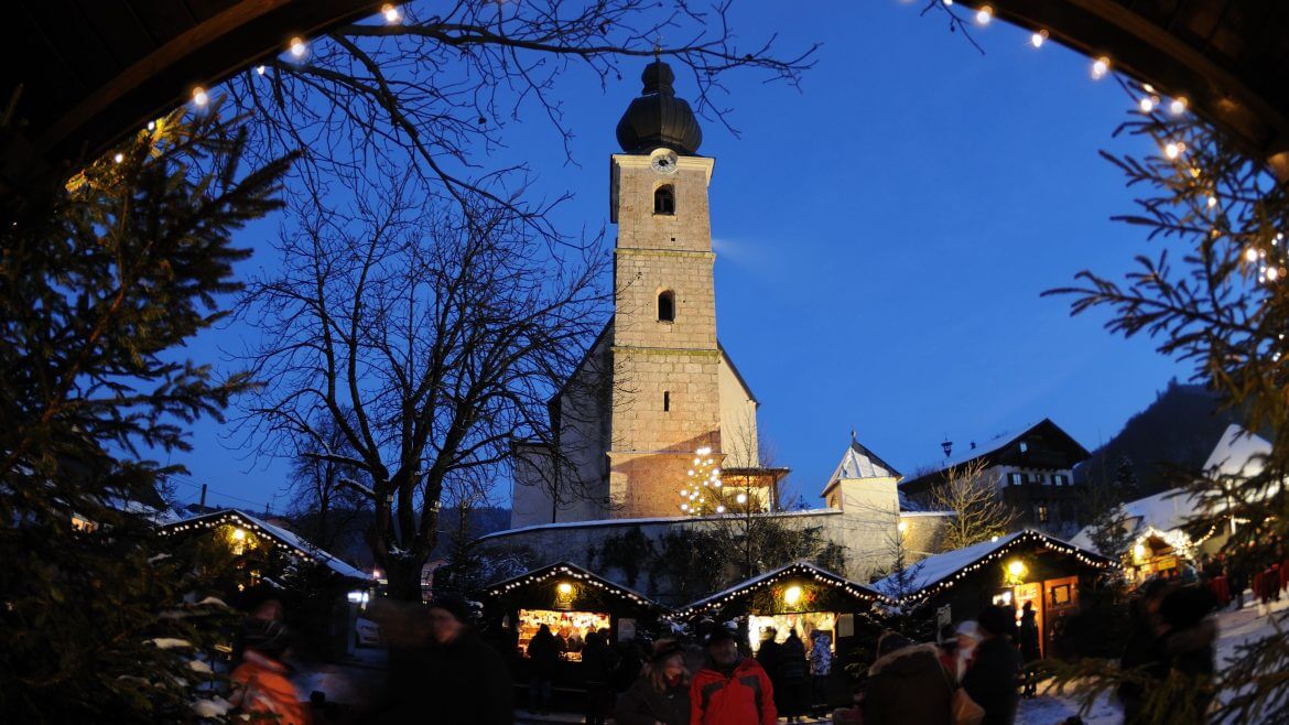 Dochód z jarmarku adwentowego w St Leonhard pod Salzburgiem przeznaczany jest w całości na cele charytatywne 