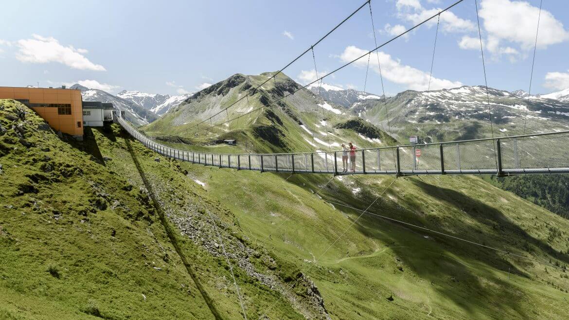 Jedną z atrakcji turystycznych na górze Subnerkogel ponad miasteczkiem Bad Gastein jest 140-metrowy most wiszący nad przepaścią.