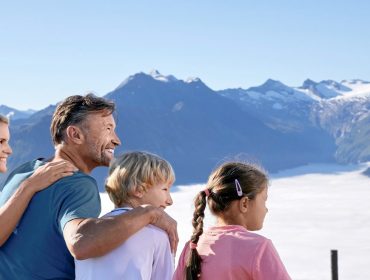 Uśmiechnięta rodzina cieszy się słonecznym dniem ponad chmurami w Wypoczynkowym Parku Narodowym Wysokie Taury.