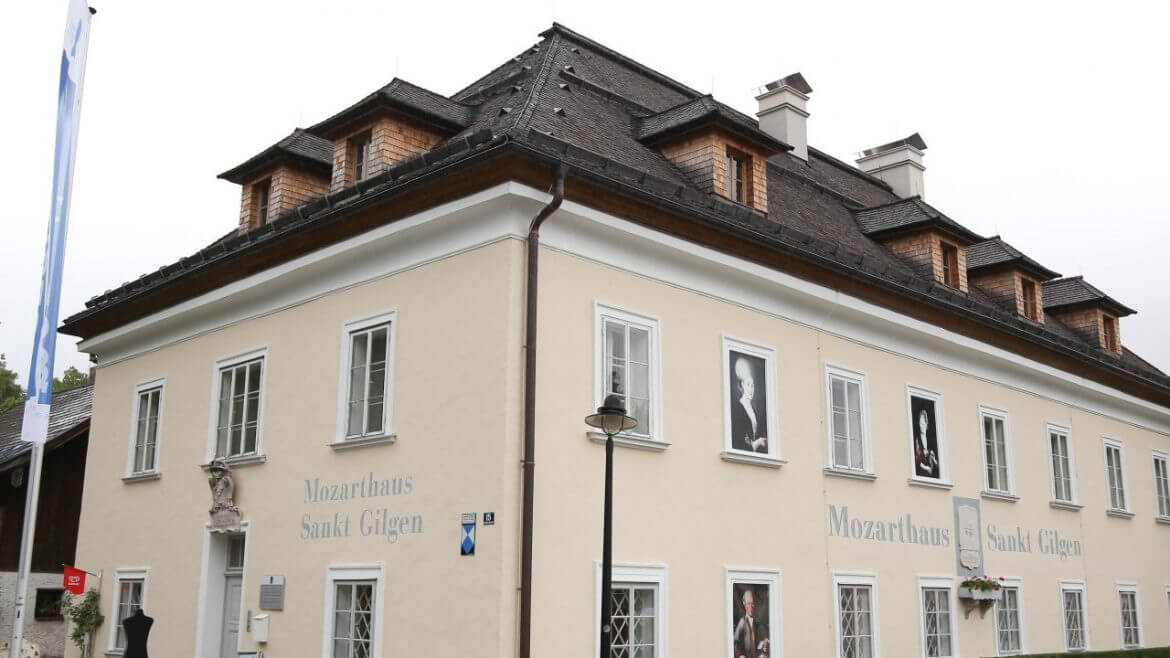 W St. Gilgen w pobliżu jeziora znajduje się dom, w którym spędziła dzieciństwo mama Mozarta i gdzie mieszkała później siostra Mozarta