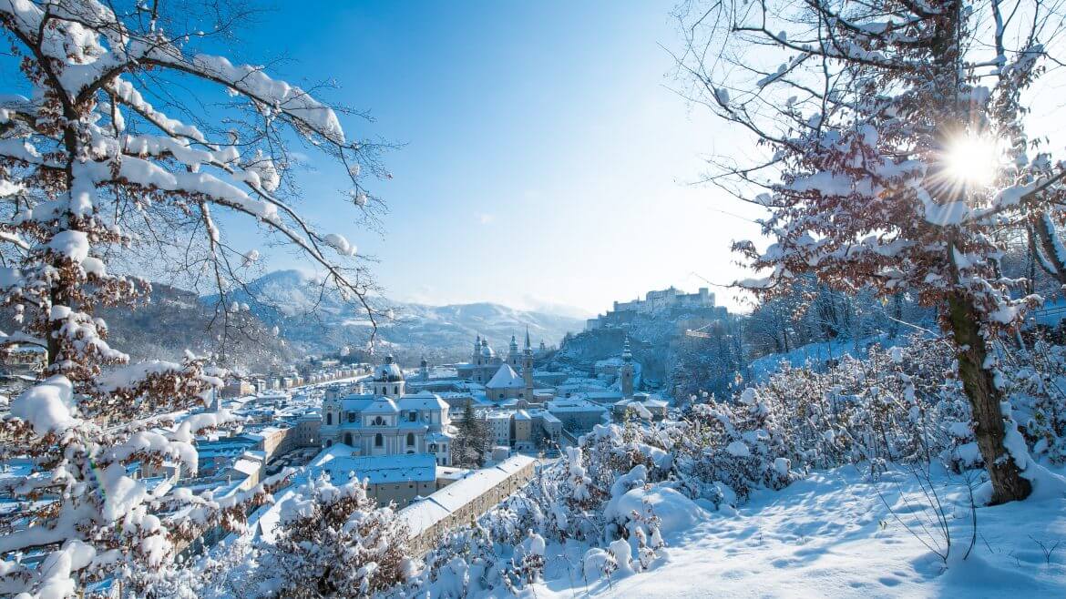 Zimą ze Wzgórza Mnichów roztacza się wspaniała panorma Starego Miasta z twierdzą Hohensalzburg w puszystej, białej szacie.
