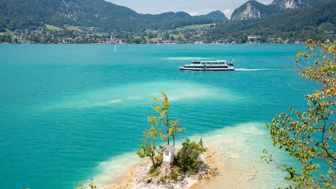 Wycieczka statkiem po turkusowym jeziorze Wolfgangsee, pośród zielony wzgórz i skalnych ścian, posiada niezwykłe walory widokowe.