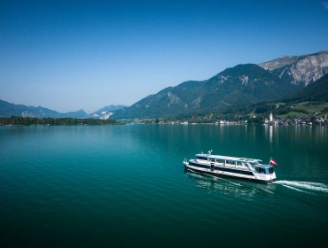 Pięknym wakacyjnym przeżyciem jest rejs statkiem po jednym z najpiękniejszych jezior w Salzkammergut, Wolfgangsee