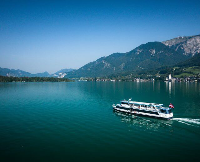 Pięknym wakacyjnym przeżyciem jest rejs statkiem po jednym z najpiękniejszych jezior w Salzkammergut, Wolfgangsee