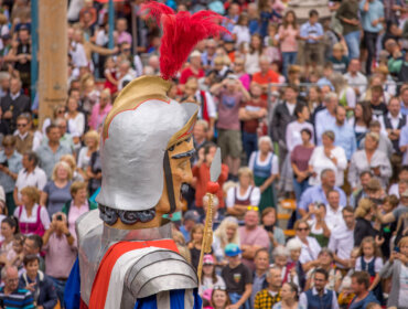 Samsontreffen 2022 ©Salzburger Lungau (12) Duży rycerz z pierzastym hełmem, inspirowany zwyczaje ludowe Salzburski Lungau, bawi tłum.