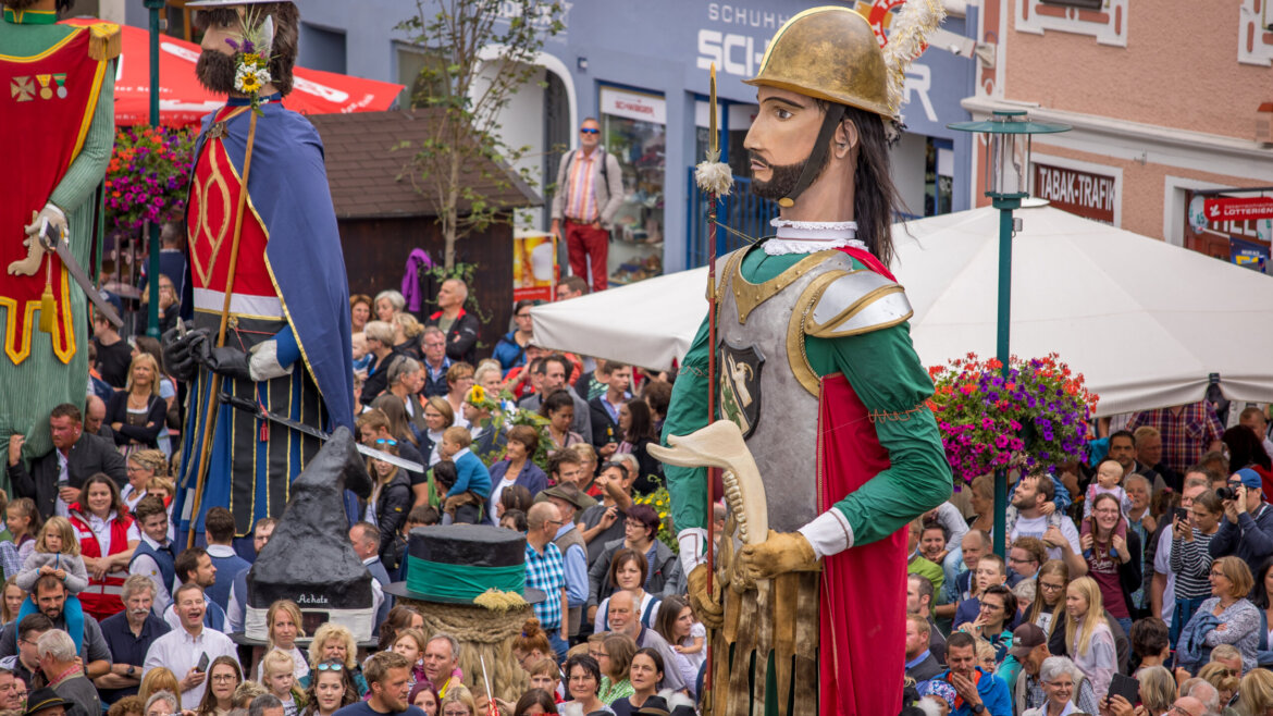 Samson jest jednym z najbardziej rozpoznawalnych symboli Salzburskiego Lungau © Salzburger Lungau Parada z gigantycznymi przebranymi postaciami prezentuje zwyczaje ludowe na tętniącym życiem rynku w Salzburskim Lungau. (Powiększony widok)