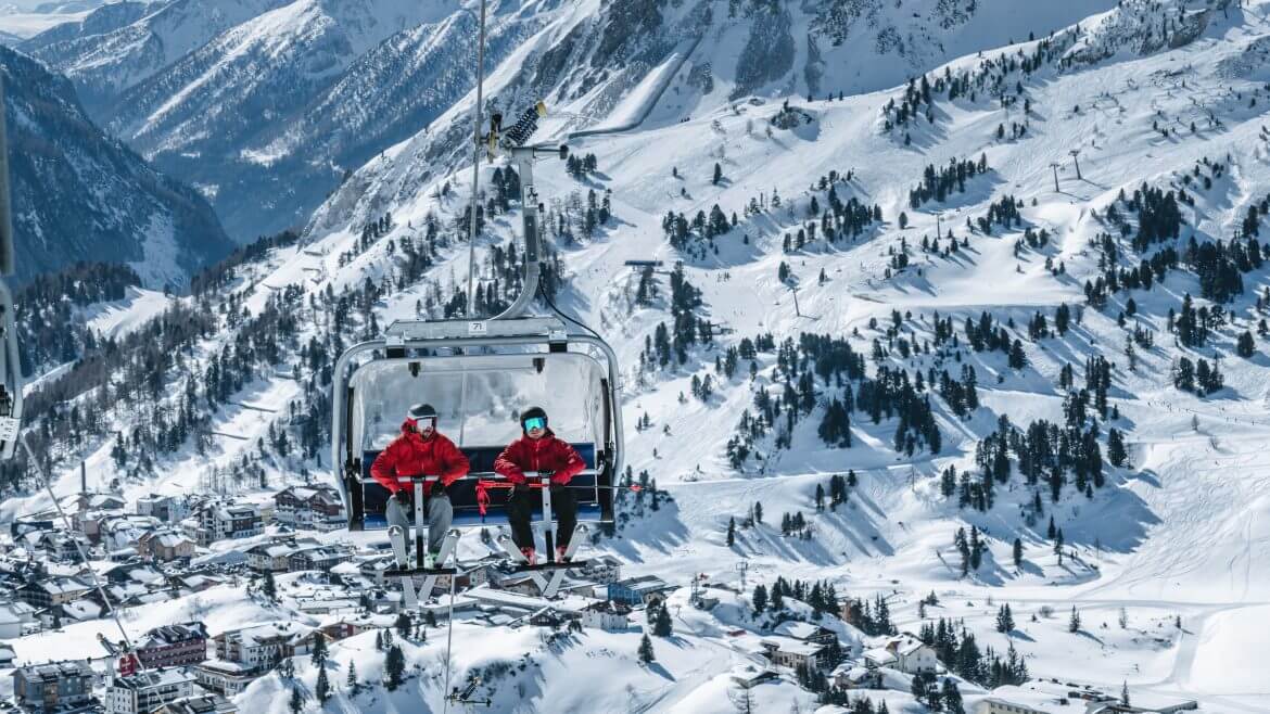 Dvojice lyžařů vyjíždí lanovkou na sjezdovku, kterou má v Obertauern vždy co nejblíže ubytování
