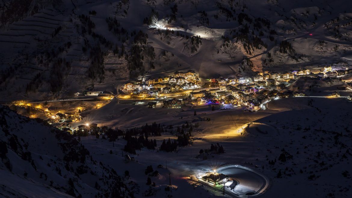 Noční pohled na osvětlené lyžařské středisko Obertauern 