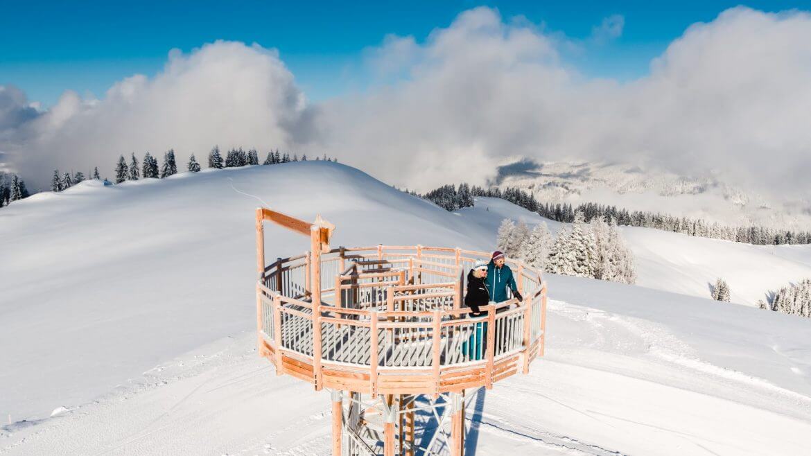 Zimowe szlaki piesze powadzą do niezwykłych widokowo miejsc, tak jak tu do wieży wikokowej na Schwarzeck.