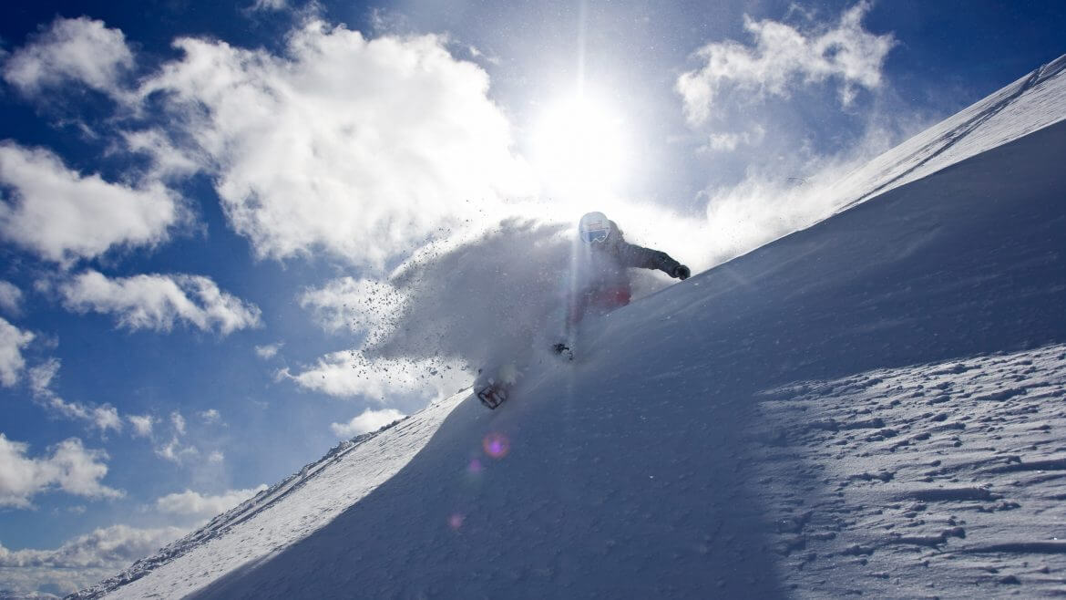 Aktywny urlop zimowy w Salzburskim Lungau to nie tylko narty na przygotowanych stokach. To także przygoda na nartach w głębokim śniegu.