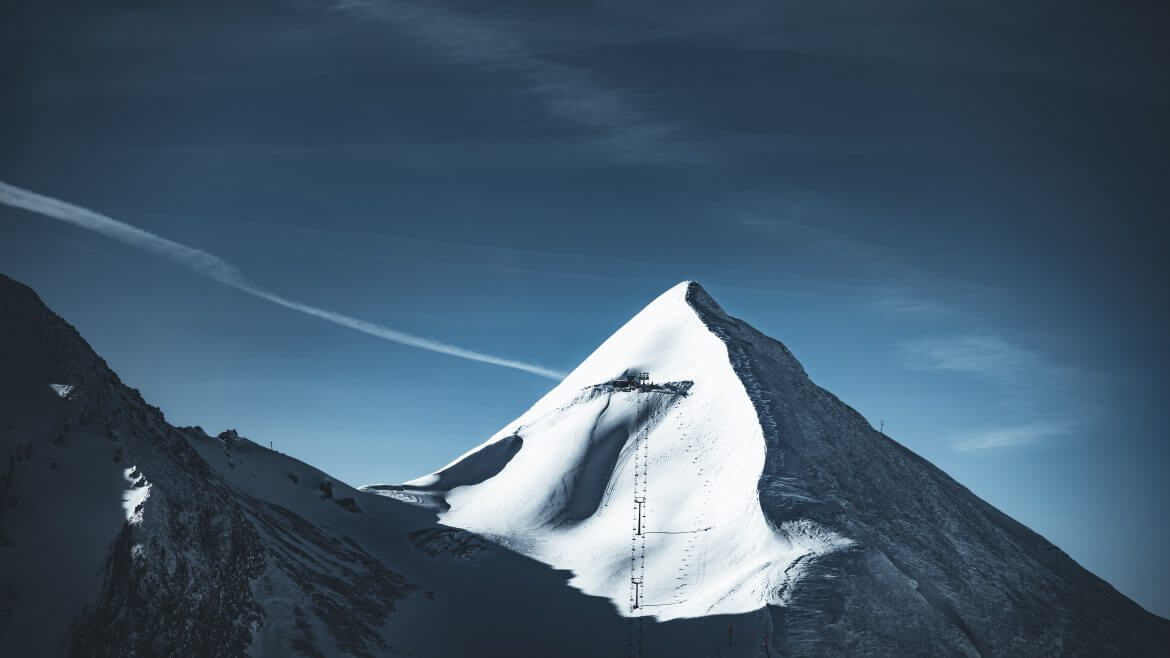 Symbol Obertauern, majestatyczny szczyt Gamsleiten z legendarną trasą narciarską, jedną z najbardziej stromych w Austrii.