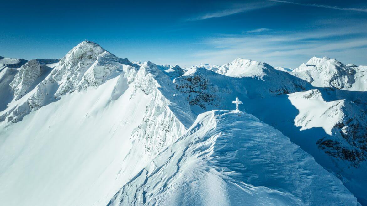Zimą wszystkie szczyty i zbocza gór w Obertauern pokrywają się grubą warstwą białego puchu.