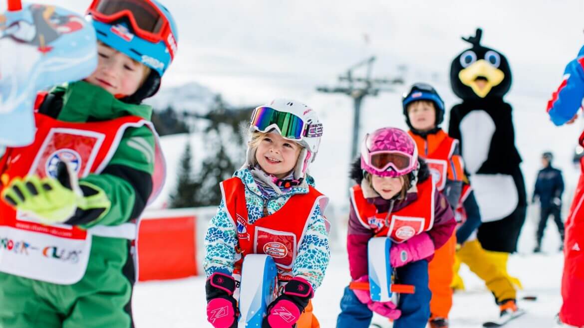 Rodziny wybierające się na narty w Salzburskim Saalachtalu mogą wysłać swoje najmłodcze dzieci na kurs narciarski.