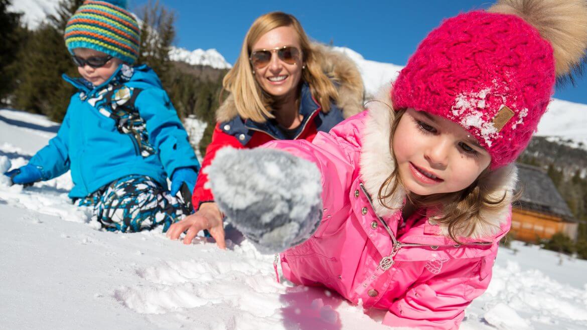 Zima w Salzburskim Lungau to zabawa z dziećmi na śniegu