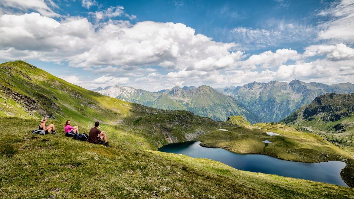 Pobyt w górach, wśród alpejskiej prody -jak tutaj nad górskim jeziorem Twenger Almsee - działa dobroczynnie na nasze zdrowie fizyczne i psychiczne.