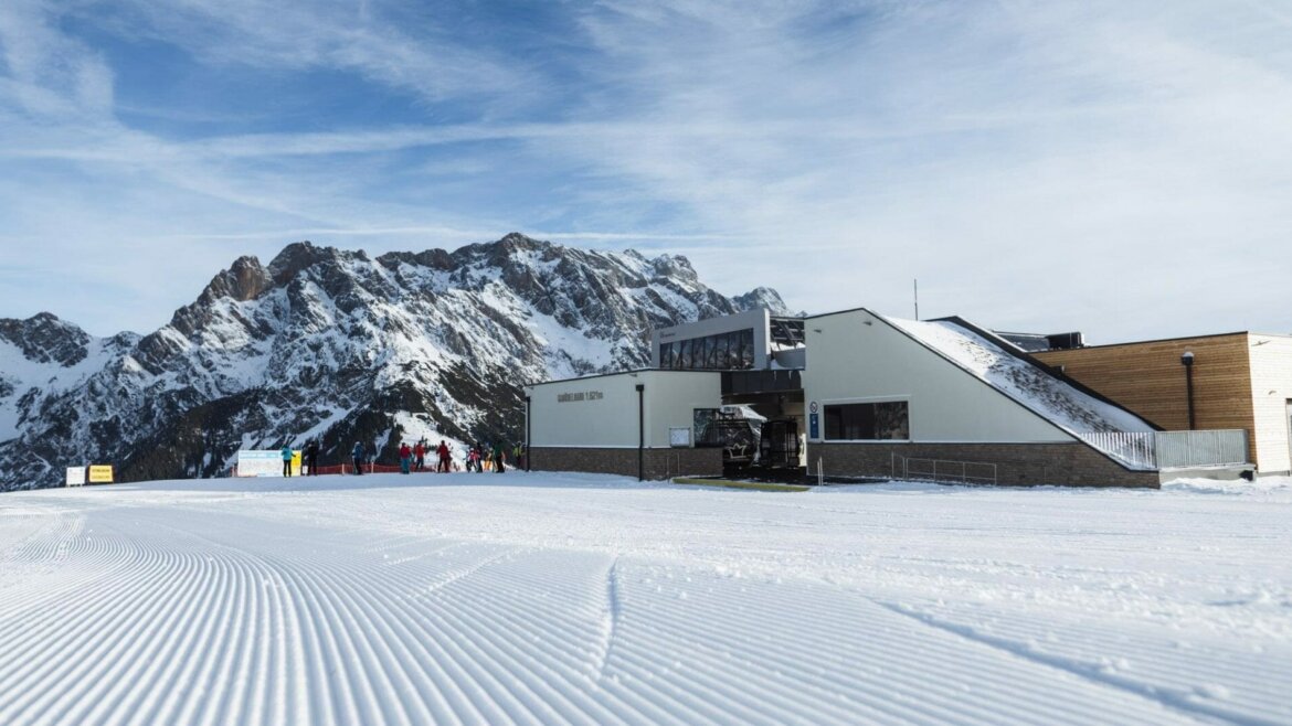 Górna stacja kolejki Gabühelbahn © Hochkönig Tourismus Nowoczesny domek górski obok ośnieżonych stoków i skalistych szczytów, idealny na przygody Zima w Hochkönig. (Powiększony widok)