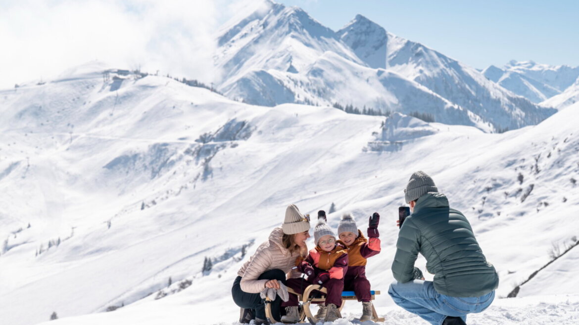 Ferie zimowe na śniegu z rodziną © TVB Grossarltal, Lorenz Masser Rodzina pozuje do zdjęcia w zaśnieżonych górach, rodzice i dwoje dzieci ubrani w zimowe ubrania i uśmiechnięci. (Powiększony widok)