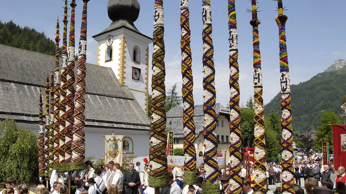Procesja z kwietnymi kolumnami to pradawna tradycja Salzburskiego Lungau, wciąż kultywowany np. w Zederhaus.
